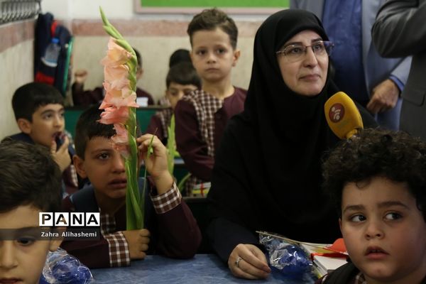 نواختن زنگ شکوفه ها در منطقه 19 تهران
