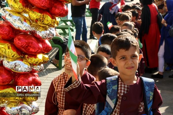 نواختن زنگ شکوفه ها در منطقه 19 تهران