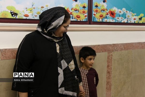 نواختن زنگ شکوفه ها در منطقه 19 تهران