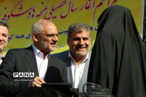 نواختن زنگ شکوفه ها در منطقه 19 تهران