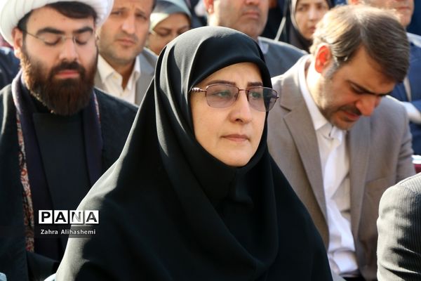 نواختن زنگ شکوفه ها در منطقه 19 تهران