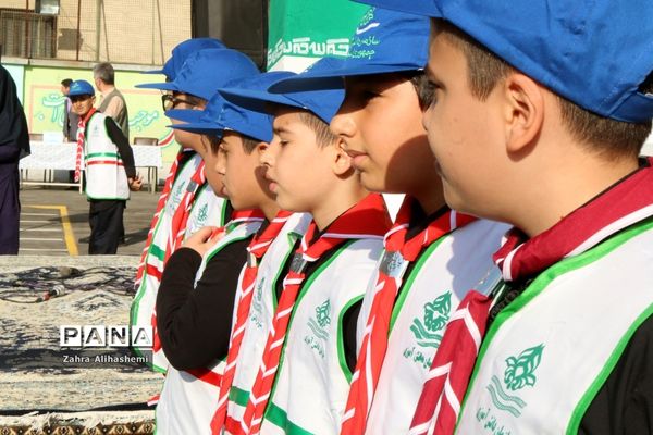نواختن زنگ شکوفه ها در منطقه 19 تهران