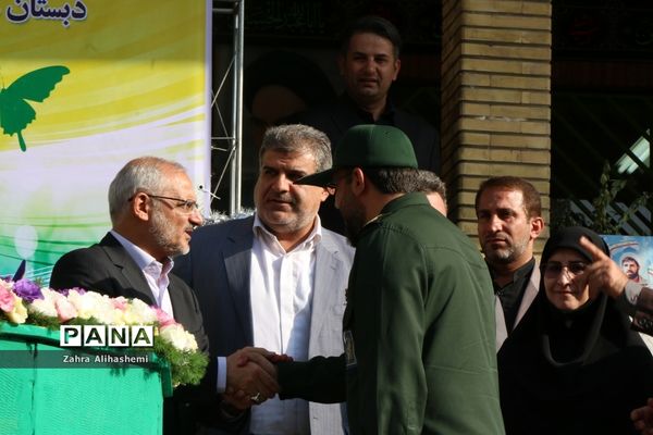 نواختن زنگ شکوفه ها در منطقه 19 تهران