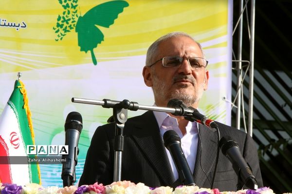 نواختن زنگ شکوفه ها در منطقه 19 تهران