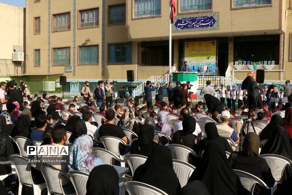 نواختن زنگ شکوفه ها در منطقه 19 تهران