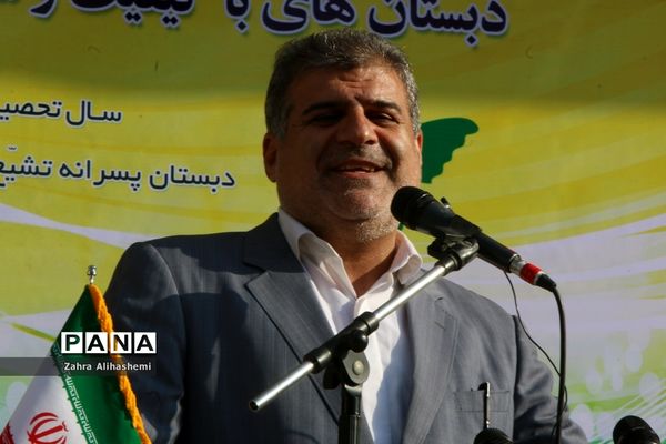 نواختن زنگ شکوفه ها در منطقه 19 تهران