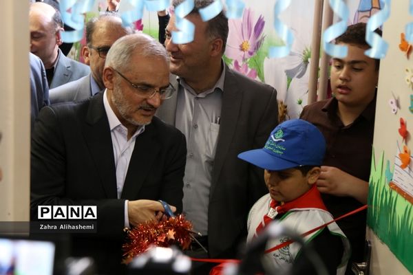 نواختن زنگ شکوفه ها در منطقه 19 تهران