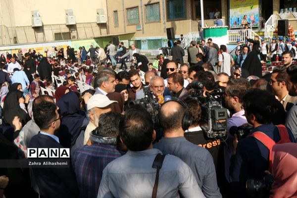 نواختن زنگ شکوفه ها در منطقه 19 تهران