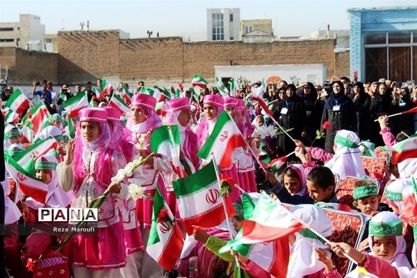 نواختن  زنگ غنچه ها و شکوفه ها در ارومیه-2