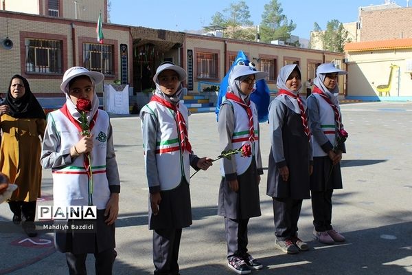 جشن  شکوفه‌ها  در دبستان محدثه شهرستان بیرجند