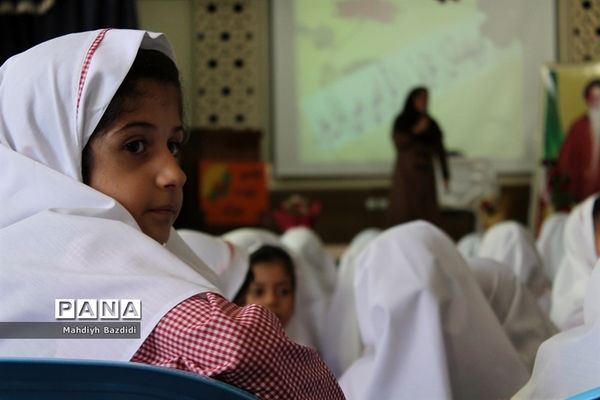 جشن  شکوفه‌ها  در دبستان محدثه شهرستان بیرجند