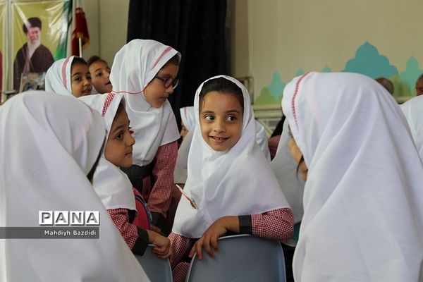 جشن  شکوفه‌ها  در دبستان محدثه شهرستان بیرجند