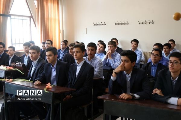 نواخته شدن زنگ سال تحصیلی جدید در دبیرستان شهید مفتح