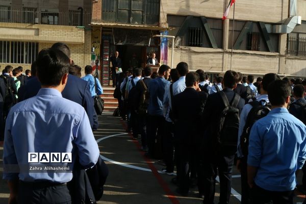 نواخته شدن زنگ سال تحصیلی جدید در دبیرستان شهید مفتح