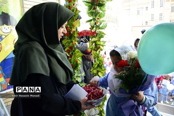 نواخته شدن زنگ مهر در دبستان ناموس تبریز
