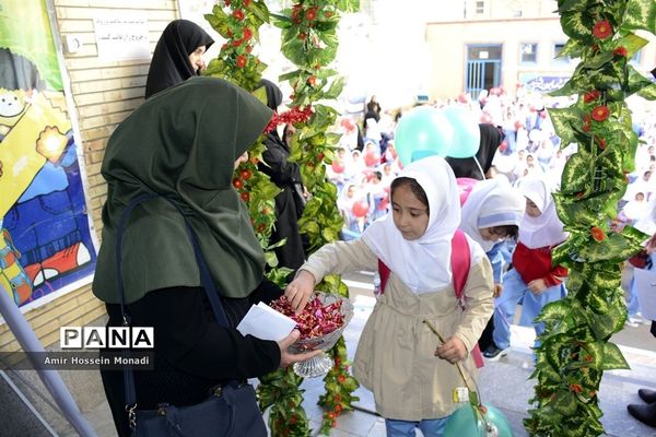 نواخته شدن زنگ مهر در دبستان ناموس تبریز