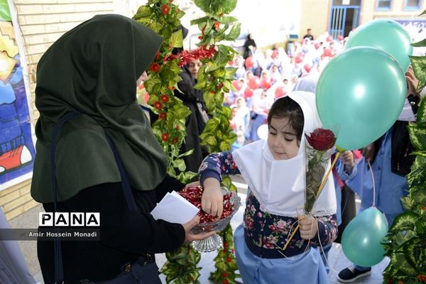 نواخته شدن زنگ مهر در دبستان ناموس تبریز