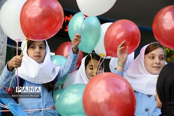 نواخته شدن زنگ مهر در دبستان ناموس تبریز