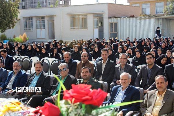 نواختن زنگ مهر ومقاومت در دبیرستان دخترانه حضرت زینب(س) شهرستان بیرجند