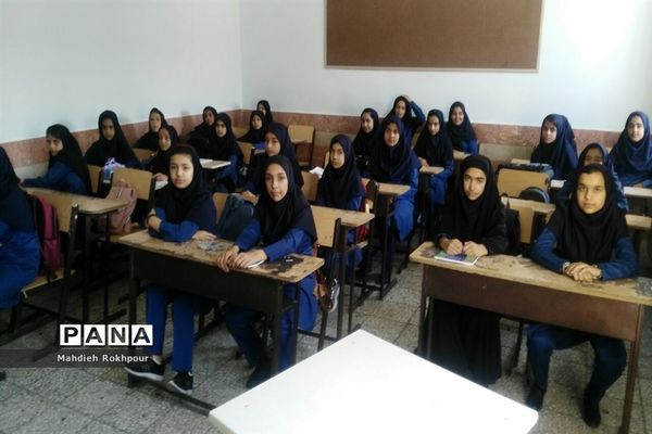 نواخته شدن زنگ اول مهر در دبیرستان فخرالزمان قریب