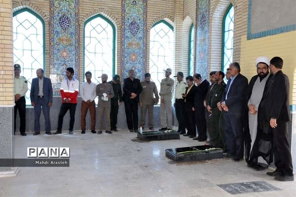 غبارروبی مزار شهدای شهرستان خوسف به‌مناسبت گرامیداشت هفته دفاع مقدس