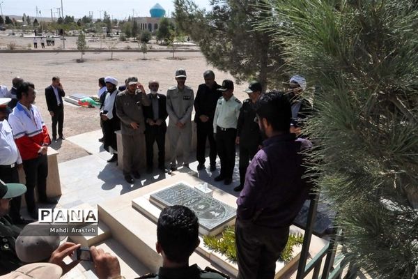 غبارروبی مزار شهدای شهرستان خوسف به‌مناسبت گرامیداشت هفته دفاع مقدس