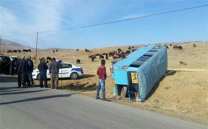 مصدوم شدن ۲۰ تن بر اثر واژگونی مینی‌بوس در قزوین