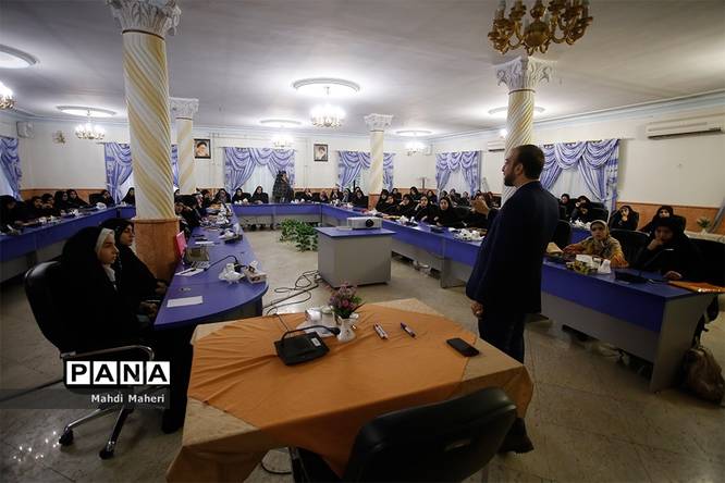 کارگاههای آموزشی گفتمان پیشرفت علم و تبیین بیانیه گام دوم انقلاب برای نمایندگان مجلس دانشآموزی