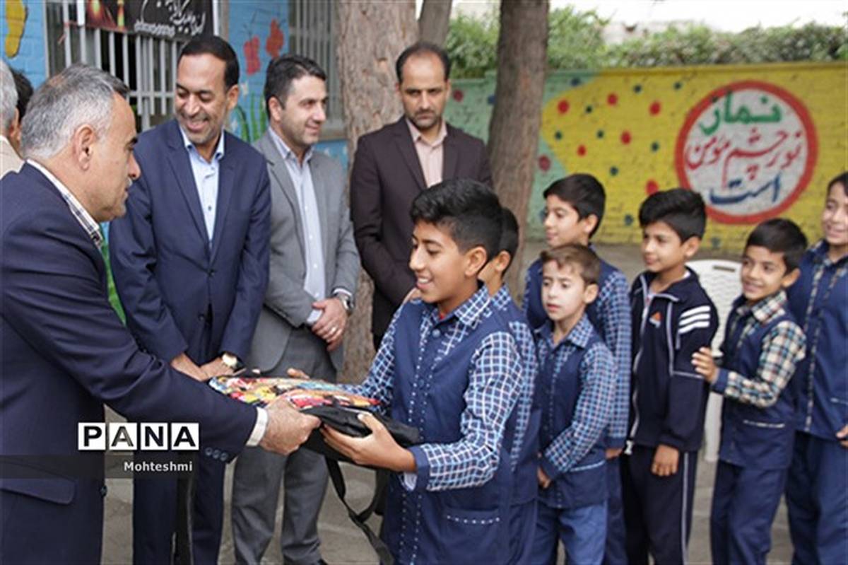 توزیع 2 هزار بسته نوشت افزاری بین دانش آموزان استان به همت شرکت توزیع برق استان