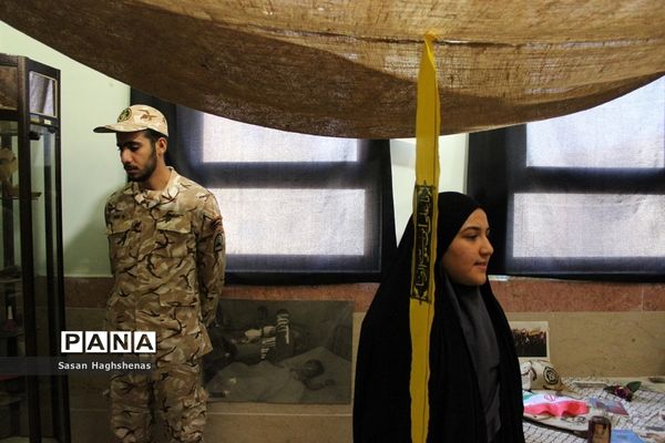 نمایشگاه هفته دفاع مقدس در آموزشگاه حضرت خدیجه(س) اسلامشهر
