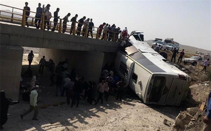 ۱۷ مصدوم بر اثر واژگونی اتوبوس در محور شیراز-بندرعباس