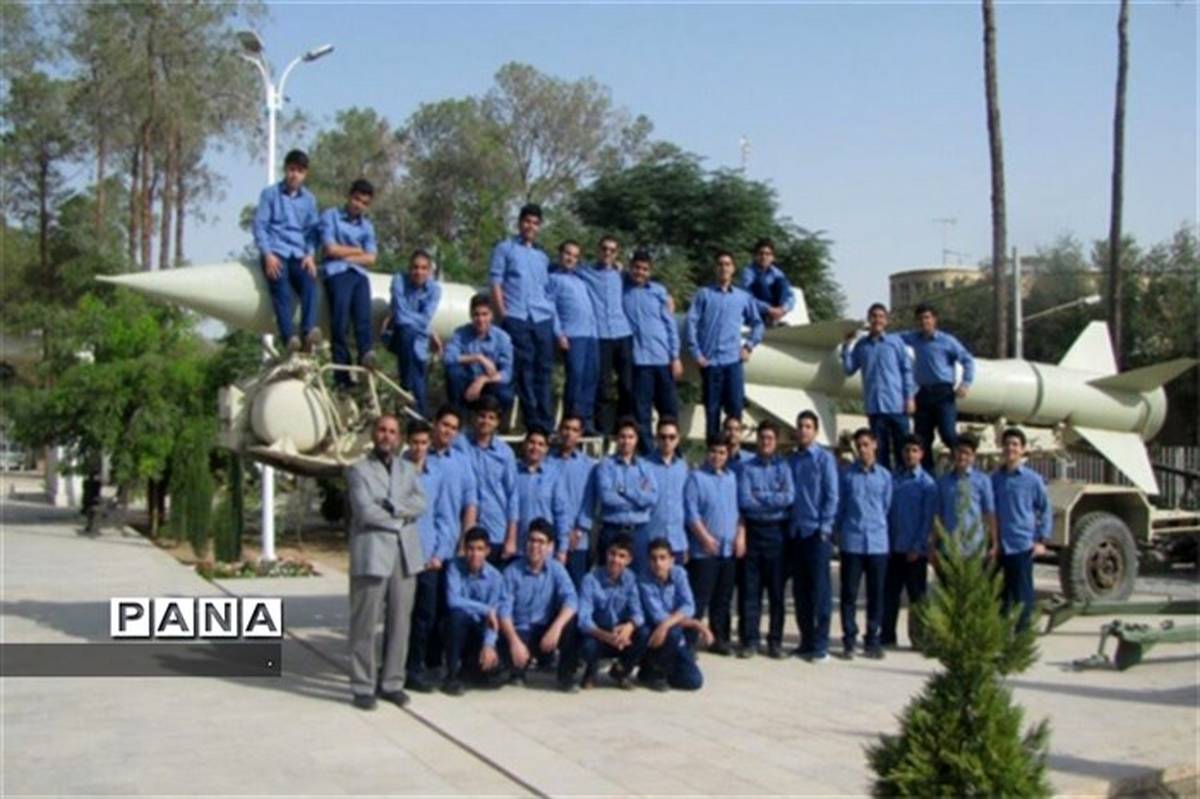 بازدید دانش آموزان دبیرستان شهید صدوقی دوره دوم یزد از نمایشگاه دفاع مقدس