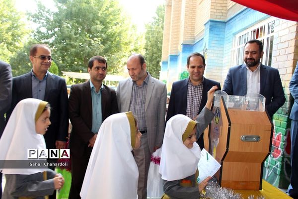 جشن عاطفه‌ها در دبستان راه نور همدان