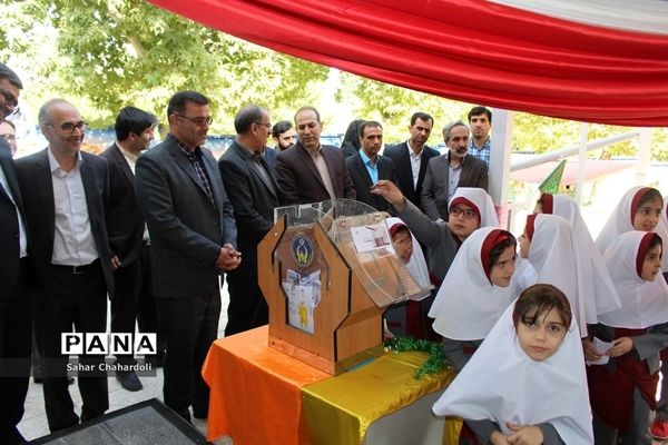 جشن عاطفه‌ها در دبستان راه نور همدان