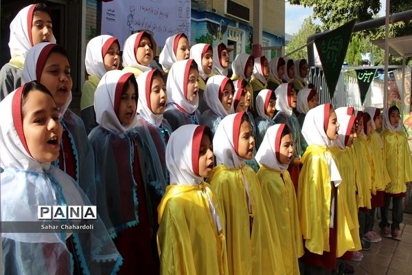 جشن عاطفه‌ها در دبستان راه نور همدان