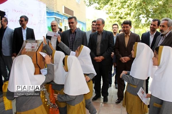 جشن عاطفه‌ها در دبستان راه نور همدان