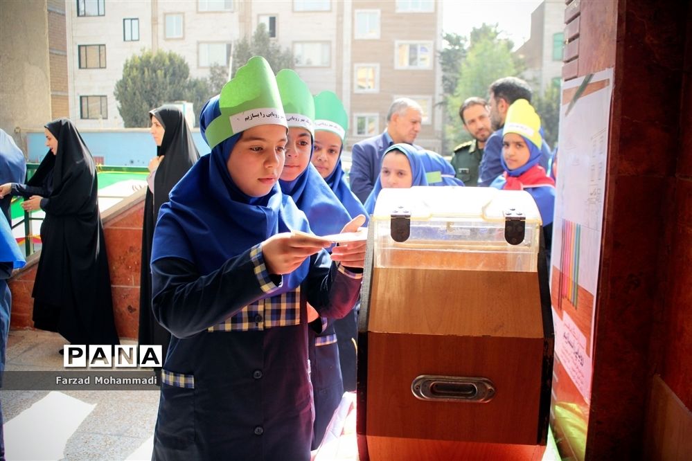 نواختن زنگ جشن عاطفه‌ها در چهاردانگه