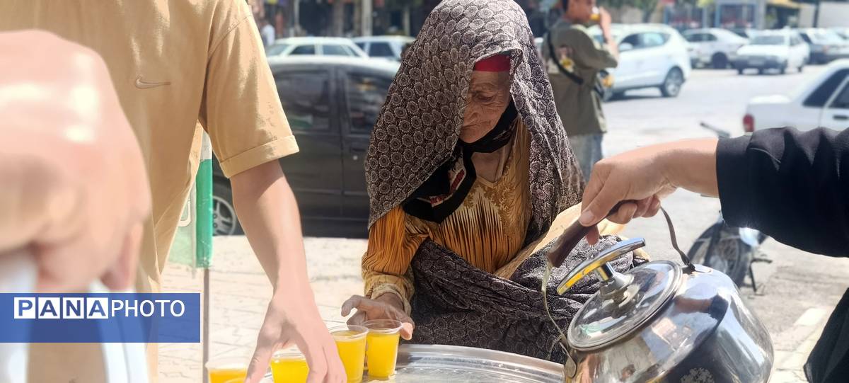 توزیع شربت و شیرینی به مناسبت میلاد پیامبر اسلام (ص) 