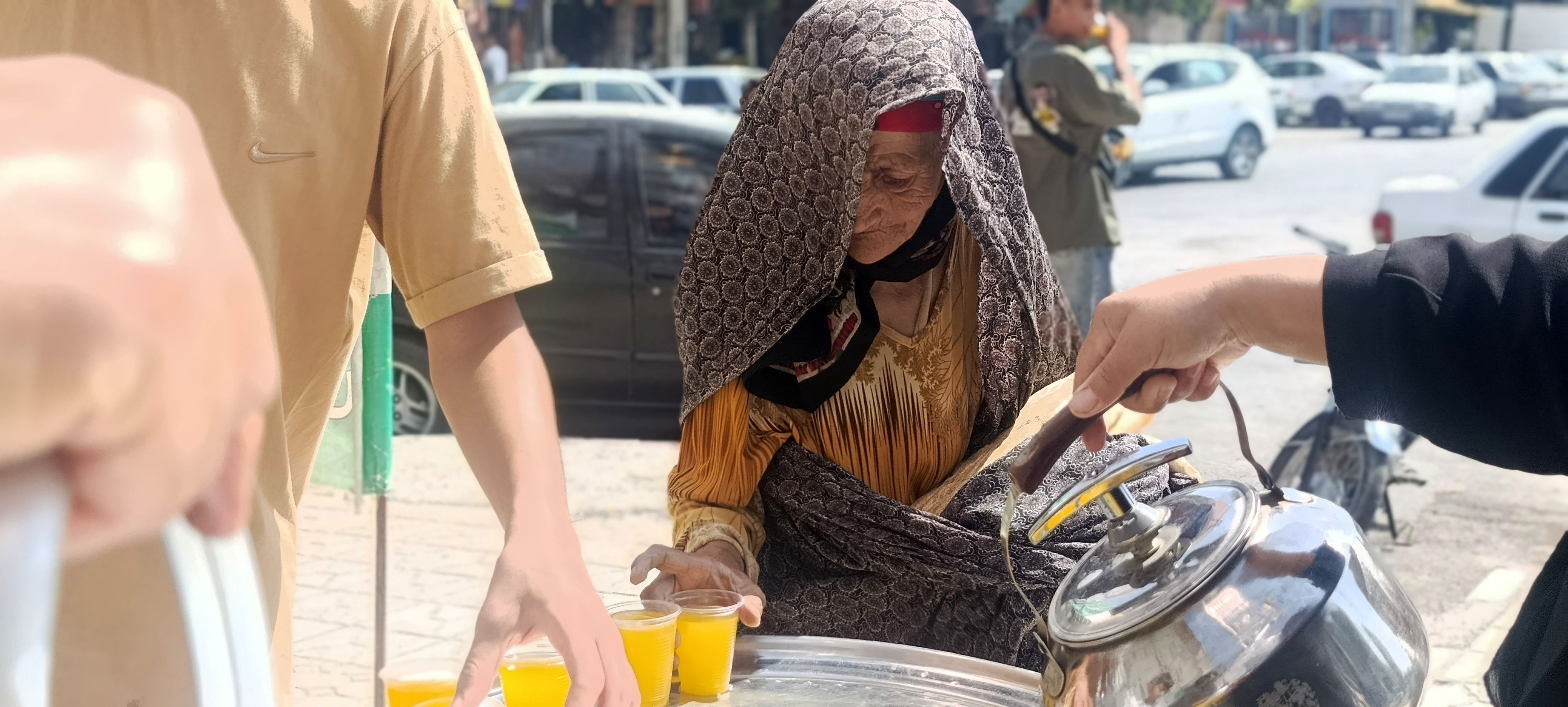 توزیع شربت و شیرینی به مناسبت میلاد پیامبر اسلام (ص) 