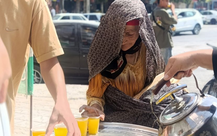 توزیع شربت و شیرینی به مناسبت میلاد پیامبر اسلام (ص) 