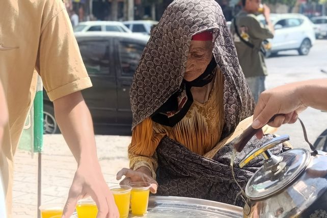 توزیع شربت و شیرینی به مناسبت میلاد پیامبر اسلام (ص) 
