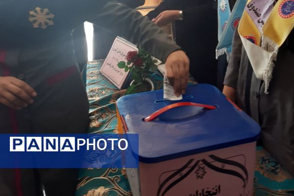 برگزاری انتخابات شورای دانش‌آموزی در دبیرستان فرزانگان قائمشهر