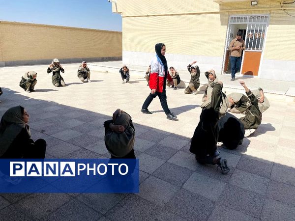  مراسم گرامیداشت هفته پدافند غیر عامل در آموزشگاه آیت الله غفاری 