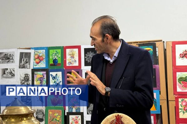 آیین افتتاحیه نمایشگاه هنری «ماها» در هنرستان شهید تاجیک بهارستان‌دو