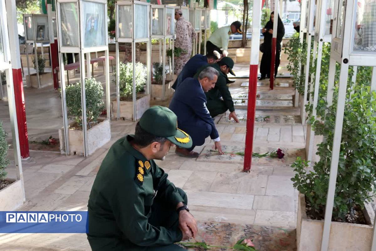  حال و هوای خاص گلباران مزار شهدا در گلزار شهدای شهرستان محلات