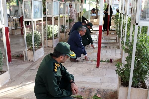  حال و هوای خاص گلباران مزار شهدا در گلزار شهدای شهرستان محلات