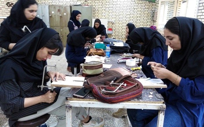 راه اندازی کارگاه های پارچه بافی و جواهرسازی در گروه صنایع دستی دانشگاه کاشان