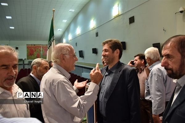 نشست صمیمانه مدیرکل و مسئولان آموزش و پرورش استان کرمانشاه با فرهنگیان بازنشسته