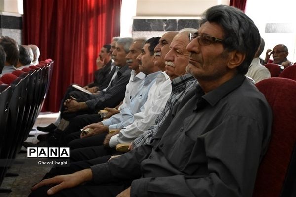 نشست صمیمانه مدیرکل و مسئولان آموزش و پرورش استان کرمانشاه با فرهنگیان بازنشسته