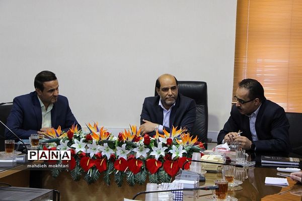 نشست مدیرکل آموزش و پرورش استان با نمایندگان مجلس دانش‌آموزی